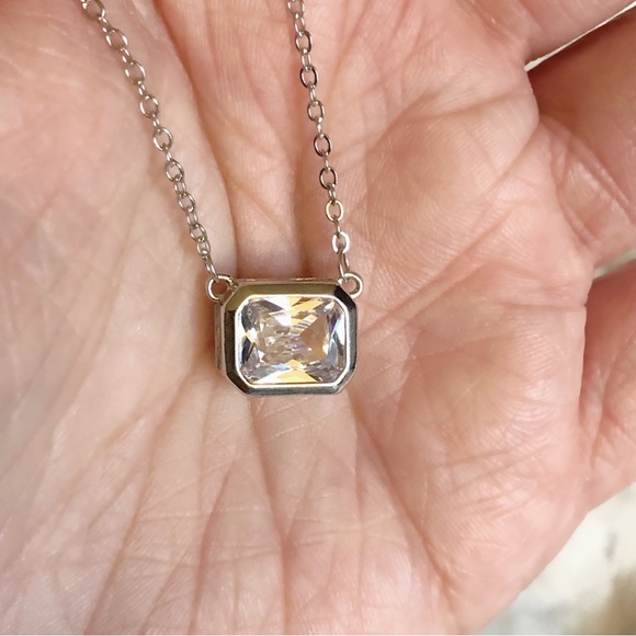 Elegant Silver Necklace with Clear Gemstone - Picture 6 of 9